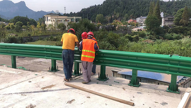 固原高速公路护栏板的维护确保道路安全的关键环节
